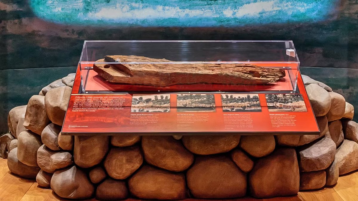 AmRevMuseum's tweet image. #OnThisDay in 1775, the Revolutionary War began in Massachusetts at the Battle of Lexington and Concord. Take a look at objects that witnessed the "shot heard round the world," including a beam from Old North Bridge, on loan from @ConcordMuseum.

Explore: bit.ly/4mxAwsM