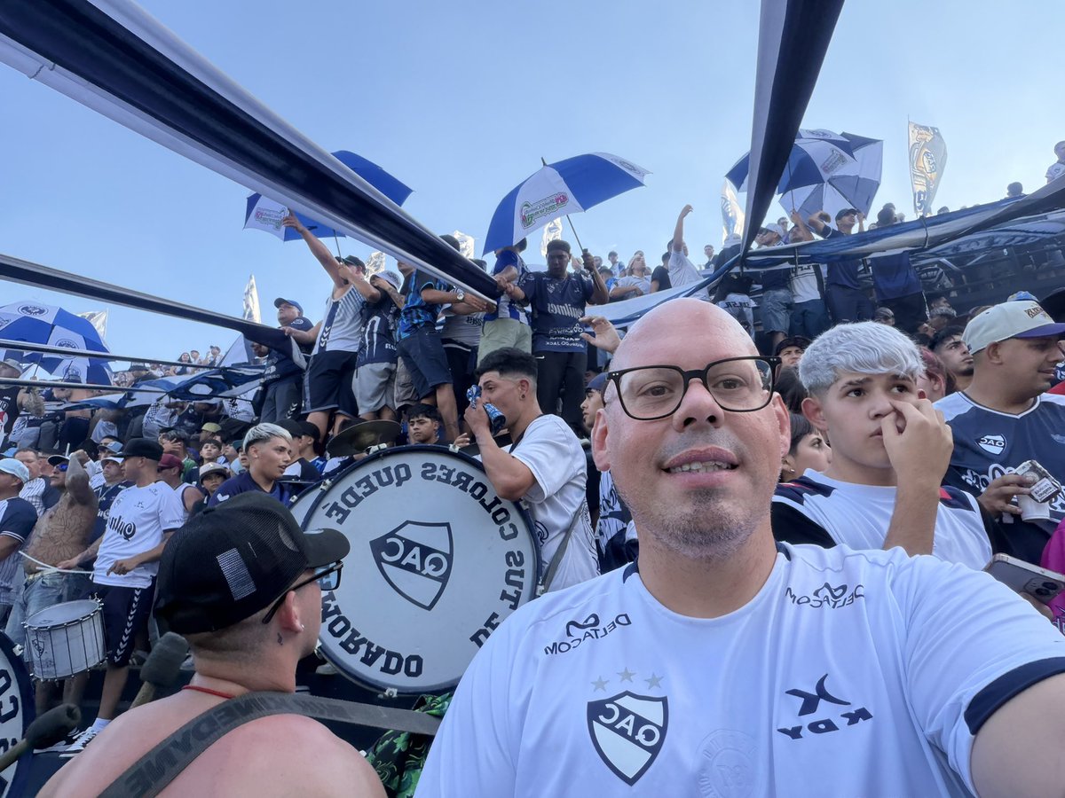 nahuelgf's tweet photo. La fiesta de ayer va Chicago, desde la calle, antes de entrar a la cancha y desde adentro de la tribuna.

Nos dicen Indios Kilmes no sé por qué será !!!!

@ElfutbolQAC 
@qacoficial https://t.co/pV7sC5cn62