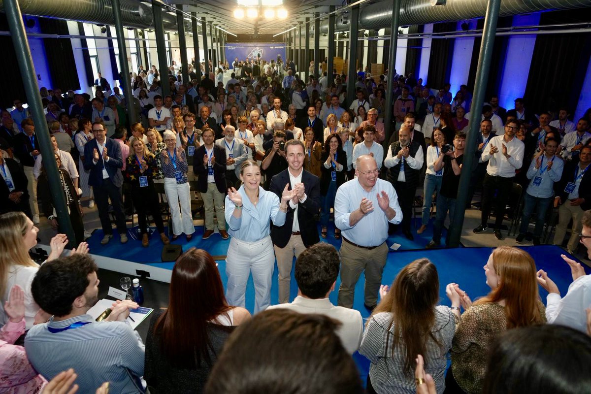 PPdeMallorca's tweet photo. 🔵 Llorenç Galmés, reelegit president del PP de Mallorca amb el 99,8% dels vots.

Un suport pràcticament unànime que reflecteix la unitat, la força i la confiança en un projecte que no deixa de créixer. El Congrés ha comptat amb el suport del secretari general del PP, @Mtelladof, i de la presidenta del Govern, @MargaProhens, reforçant aquesta etapa.

Més de 500 persones han participat en una jornada que marca un nou impuls: més equip, més ambició i el mateix compromís amb Mallorca.

Un partit que neix dels pobles, que escolta i que governa a peu de carrer, amb fets.

Mallorca està en bones mans. 💙

🔗 https://t.co/Ewjj2LLjud