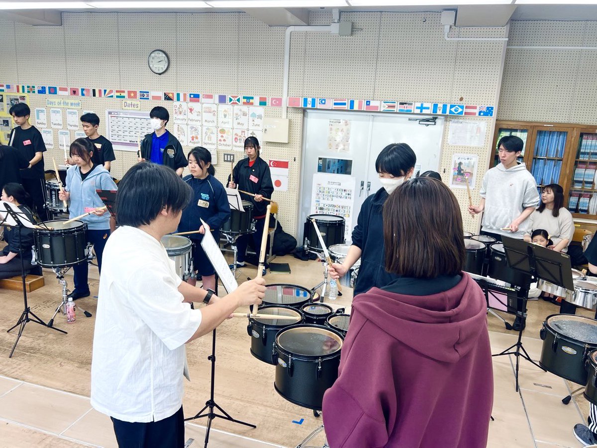 THEFOCUS_2019's tweet photo. 袋井南小学校にて
【マーチングパーカッション ワークショップ】を行いました🥁✨

スティーブ・ウリスニー氏と野上孟氏による特別ワークショップ❤️‍🔥
演奏・指導・審査員として豊富な経験を持つお二人から直接学ぶことができ、とても貴重な経験となりました！
ありがとうございました✨
#FOCUS_2026 https://t.co/JMkfTHzM1G