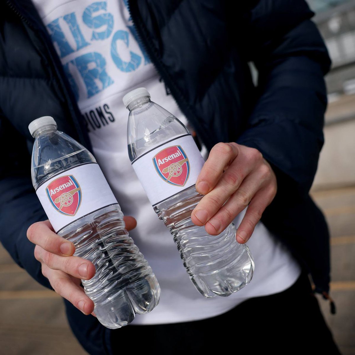 futbolvibearena's tweet image. 🚨 𝗡𝗘𝗪: Bottles with Arsenal on it are currently being sold outside the Etihad Stadium right now.

@Sky_sports_football_

😂😂😂😂😂😂😂😂😂😂😂😂
Football is people culture and many people language. #Banter #fun and not fight #MCHARS