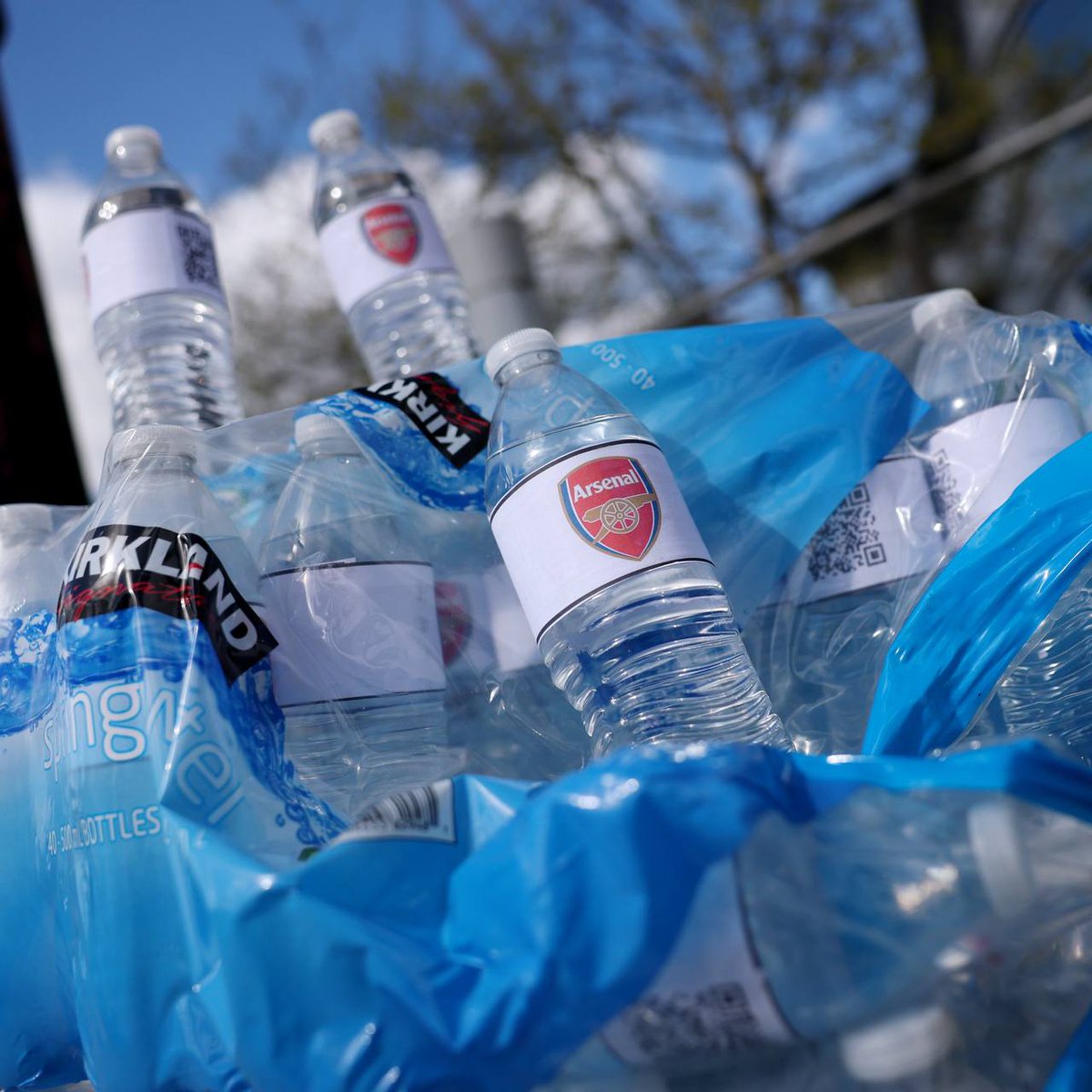 futbolvibearena's tweet image. 🚨 𝗡𝗘𝗪: Bottles with Arsenal on it are currently being sold outside the Etihad Stadium right now.

@Sky_sports_football_

😂😂😂😂😂😂😂😂😂😂😂😂
Football is people culture and many people language. #Banter #fun and not fight #MCHARS