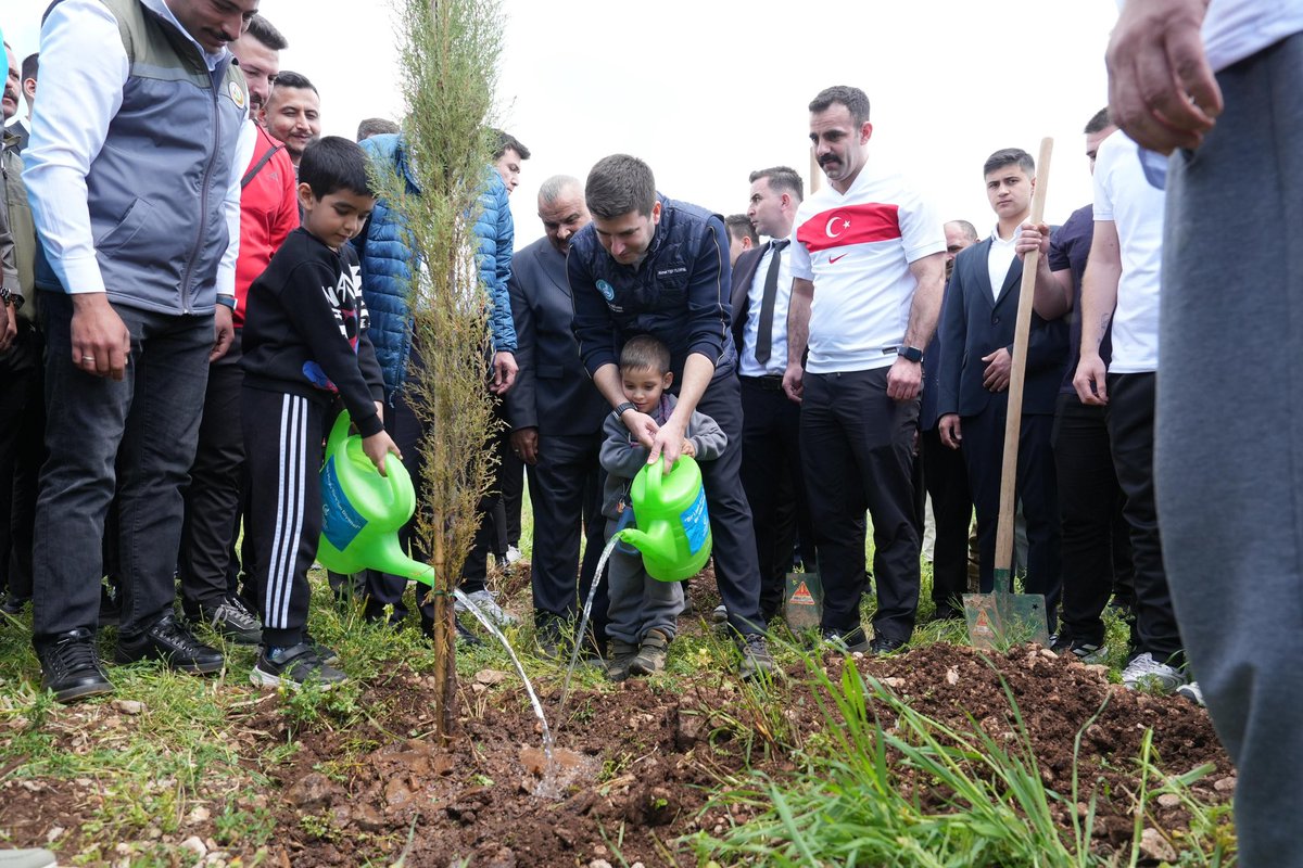 ayyildirim1's tweet photo. Ülkü Ocakları Antalya İl Başkanlığımızın tertip ettiği “Devlet Bahçeli Hatıra Ormanı”nın açılışına katıldık.

400 fidanı toprakla buluşturarak geleceğimize nefes olduk.

Programa katılan Antalya Milletvekilimiz Sayın Abdurrahman Başkan’a, ülküdaşlarımıza ve asenalarımıza teşekkür ediyor, emeği geçen tüm dava arkadaşlarımızı tebrik ediyorum. 🌲🇹🇷
