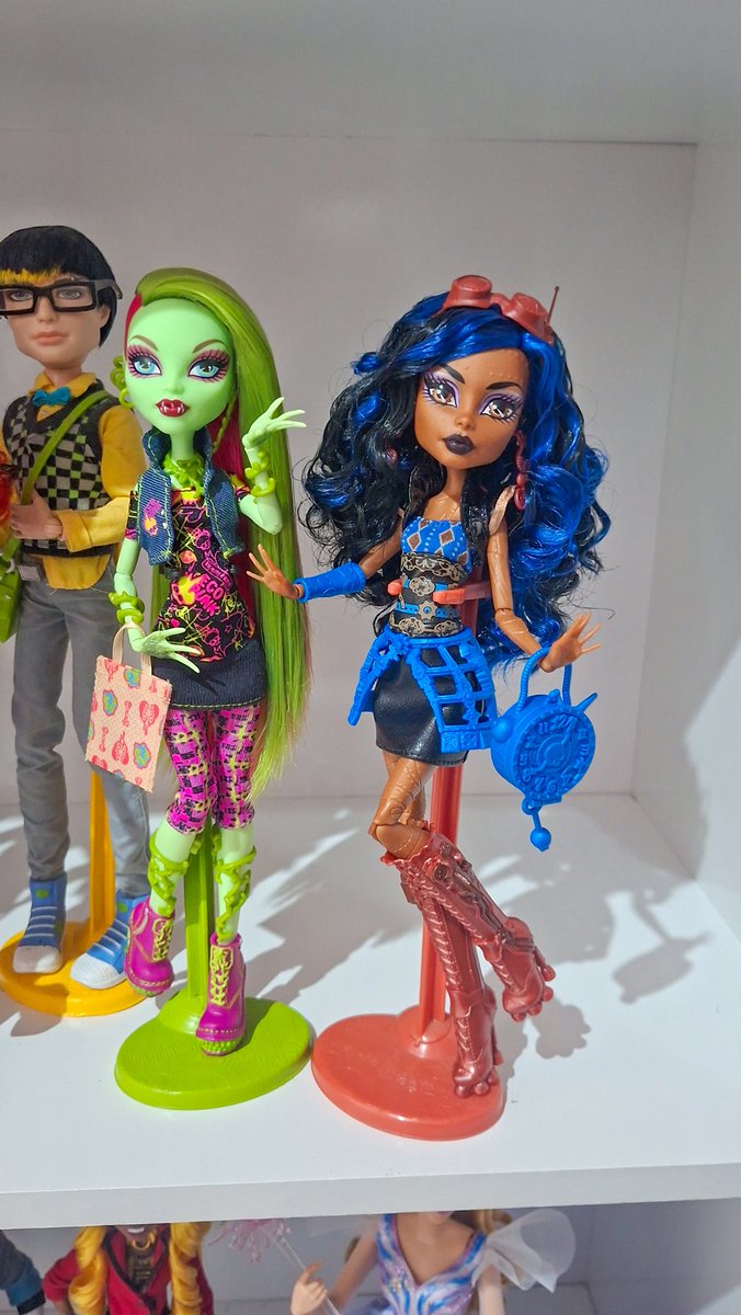 Um casal lésbico composto por uma planta rockeira vegana e uma robô steam punk patinadora 💚💙