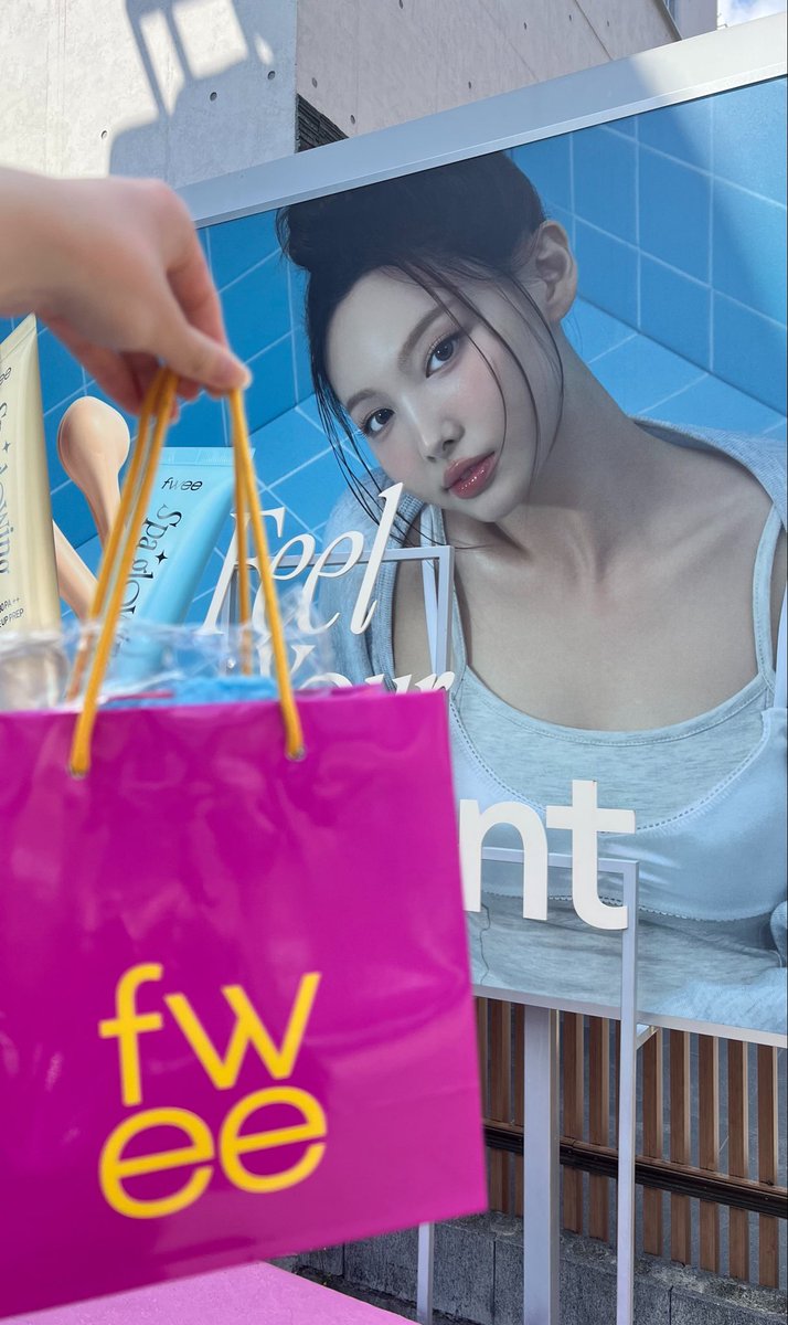 🩵#ナヨンfweeアジト1日店長🩵

ナヨンちゃんがブランドモデルに就任してからfweeの商品をたくさん購入して毎日愛用していますᕱᕱ➰♥.⋆
どの商品も本当にかわいくて、使うたびに気分も上がって幸せな気持ちになります♡
だいすきなナヨンちゃんに直接会って感謝と大好きを伝えられますように…！！