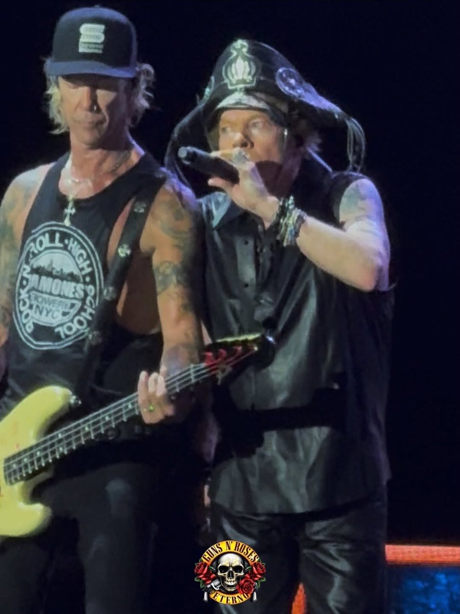 gnreternobr's tweet image. 📍 Fortaleza, CE 🇧🇷 18/04/2026 

Axl usando o chapéu de cangaçeiro entregue pelo @Fredysampaioskt  @SlashManiaBRA 👏👏

📷 Natalia Fonteles 

#gunsnroses #axlrose #duffmckagan #Fortaleza