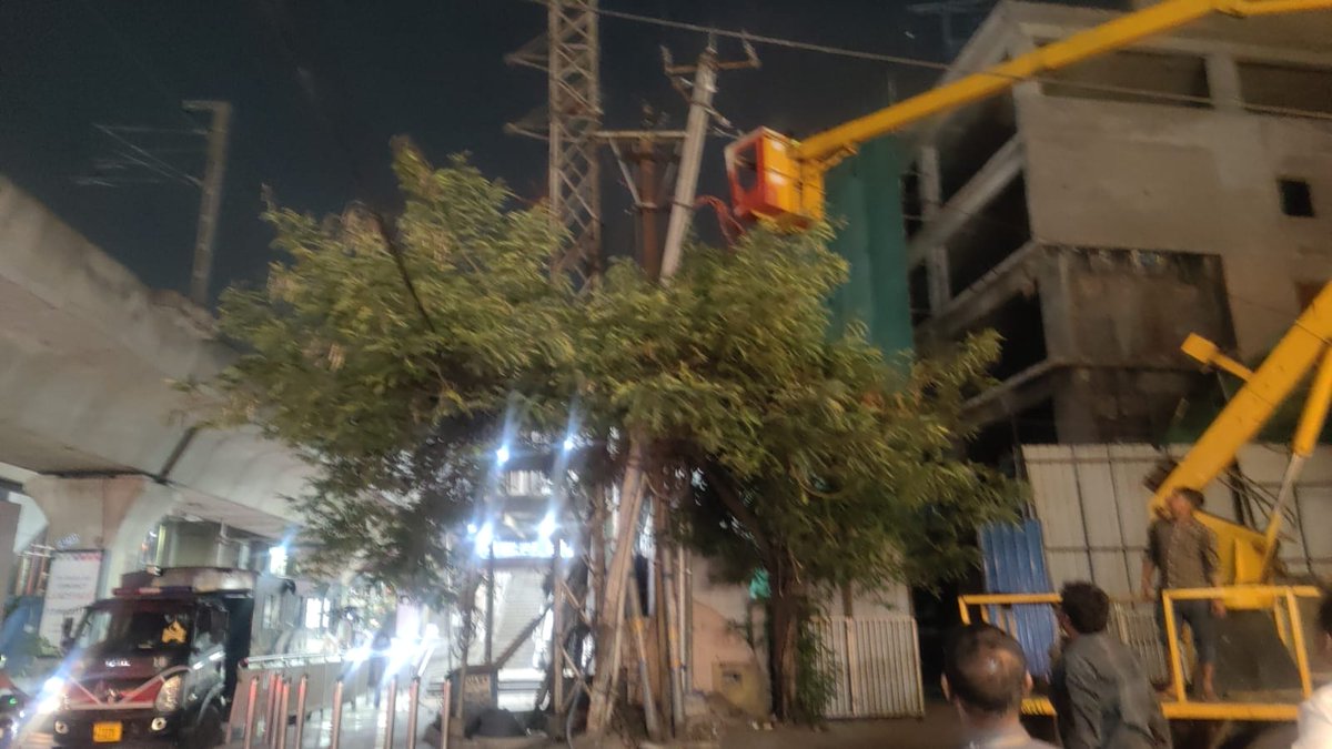tgspdcl's tweet photo. @tgspdcl
Sir,scaffolding fell on electrical lines near metropillar 1624, banjara hills section.All efforts are being taken to restore supply shortly. https://t.co/8b8N6md84M