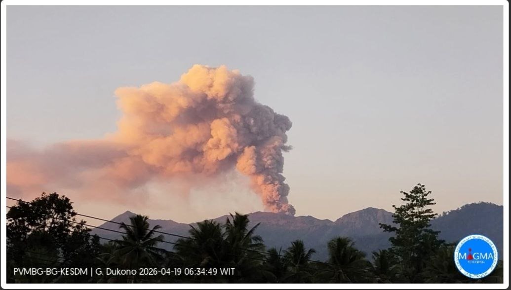 volcaholic1's tweet photo. A volcanic eruption at Mount Dukono, Indonesia, was observed today at 06:22 WIT, with an ash column rising around 1,400 metres above the summit (about 2,487 metres above sea level). https://t.co/rq5WTemaAI