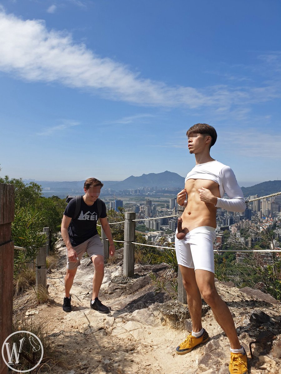 wildnakedbf2's tweet photo. 為什麼外國人看到我裸體,
都很開心的樣子🥵🥵
風土民情果然差很多~~~
戴墨鏡的台灣帥哥身材也太棒了吧！
看得我心花怒放😍😍😍
當下好想脫他褲子幫他吹屌🍆🍌
完整版📸
https://t.co/iXMwngRHqR
#奇岩山
#步道賞鳥
#野裸
#wildnaked https://t.co/ONtSHaUAQb