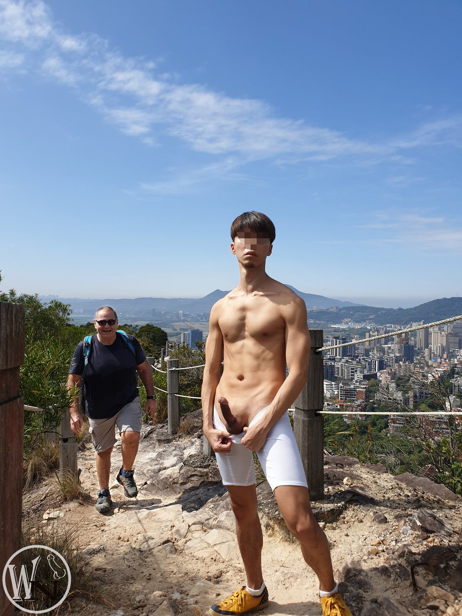 wildnakedbf2's tweet photo. 為什麼外國人看到我裸體,
都很開心的樣子🥵🥵
風土民情果然差很多~~~
戴墨鏡的台灣帥哥身材也太棒了吧！
看得我心花怒放😍😍😍
當下好想脫他褲子幫他吹屌🍆🍌
完整版📸
https://t.co/iXMwngRHqR
#奇岩山
#步道賞鳥
#野裸
#wildnaked https://t.co/ONtSHaUAQb