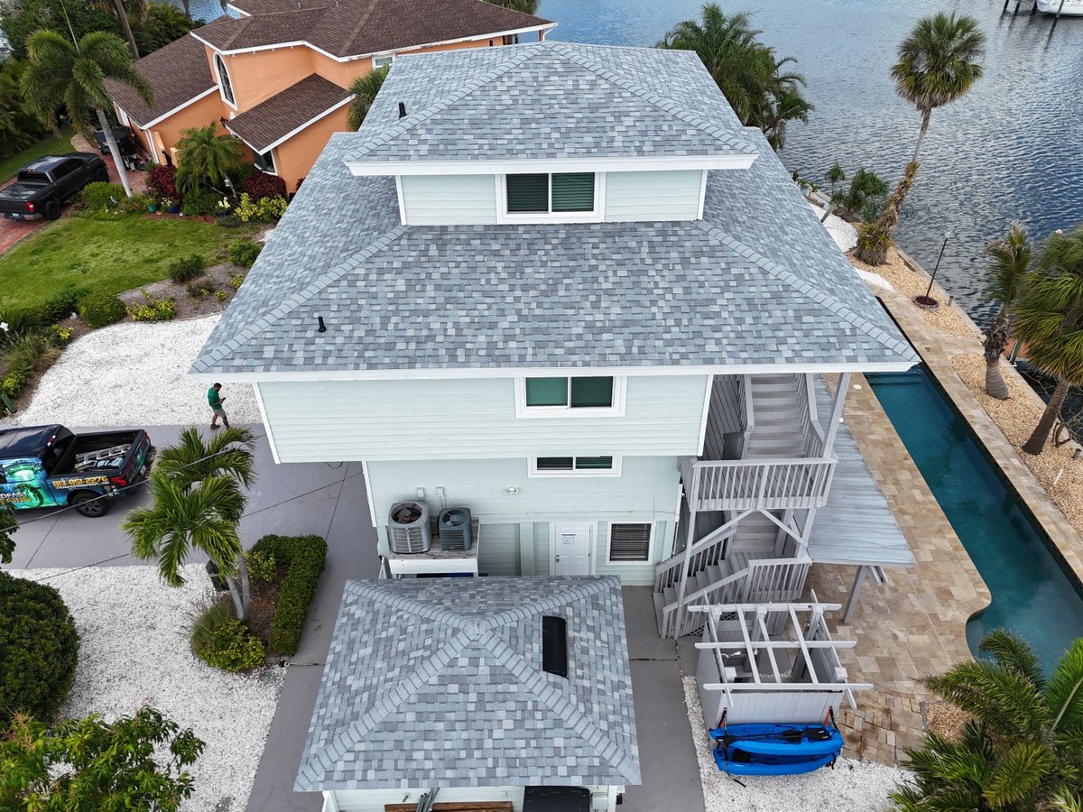 SteadfastR77448's tweet image. Apollo Beach, FL roofs deserve better 😏 Antique Silver Owens Corning upgrade by @SteadfastR77448 Book free inspection! #roofing #roofers
