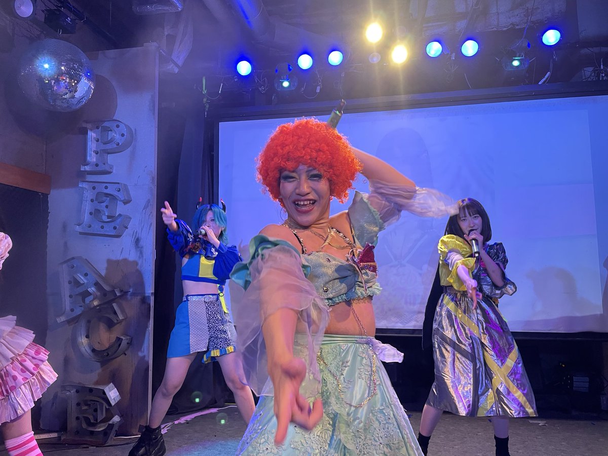 tmkderu's tweet photo. プランクスターズ
まだ曲は勉強中ですが、今日は沢山やってくれて勉強になったぜ📖そして自由なステージ👍
そして、MACH DRIVE TIME!の締め好き過ぎる🔥
はやく玉玉響響己鬼黐様の新衣装を拝みたい💙
#プランクスターズ #PLANCKSTARS #いおり #俺たちの青色 #玉玉響響己鬼黐 https://t.co/Raq63QT1Vt