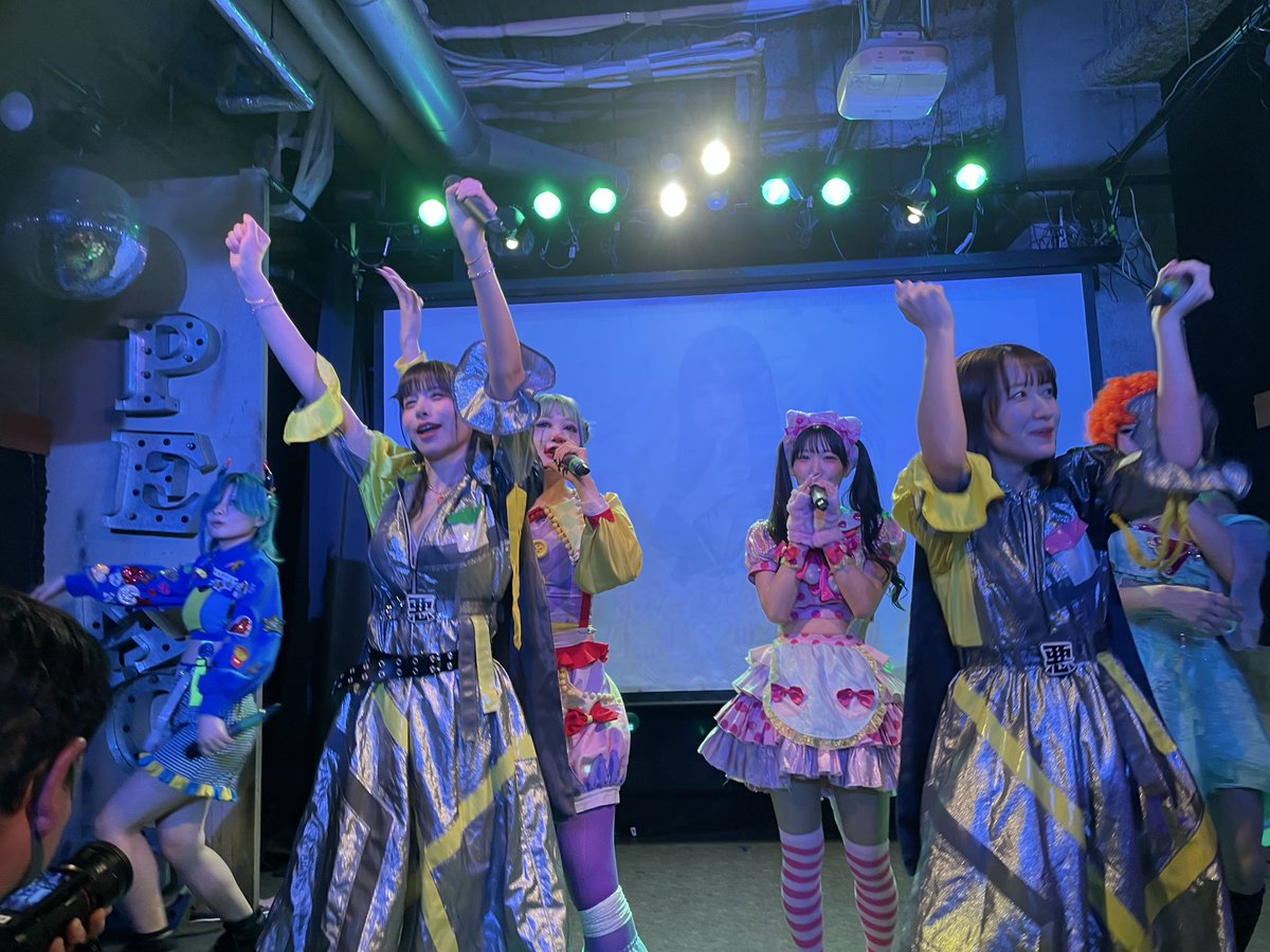 tmkderu's tweet photo. プランクスターズ
まだ曲は勉強中ですが、今日は沢山やってくれて勉強になったぜ📖そして自由なステージ👍
そして、MACH DRIVE TIME!の締め好き過ぎる🔥
はやく玉玉響響己鬼黐様の新衣装を拝みたい💙
#プランクスターズ #PLANCKSTARS #いおり #俺たちの青色 #玉玉響響己鬼黐 https://t.co/Raq63QT1Vt