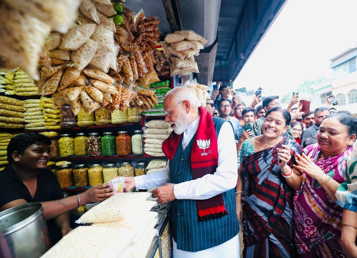 richapandey's tweet photo. बंगाल के झाड़ग्राम में रैली के बाद झालमुड़ी की दुकान पर रुके माननीय प्रधानमंत्री श्री नरेंद्र मोदी जी। https://t.co/3qlIBkHVVg
