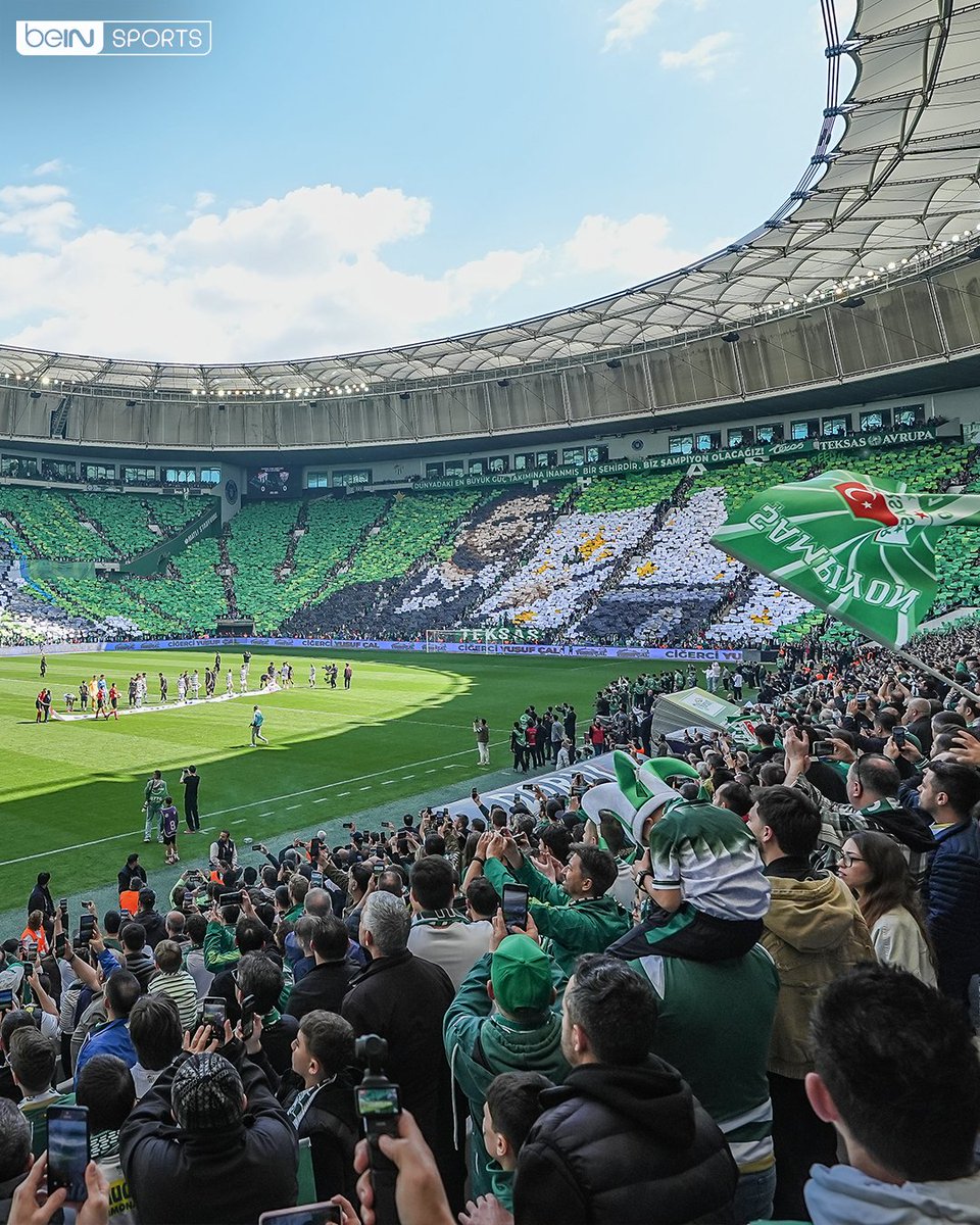 timsahruhu's tweet photo. Fotoğrafların ilk haline bakarsanız kupa yok, ikinci haline bakarsanız kupa var. 
Bu değişmeli kareografiyi yapmak basit değil. 

Fotoğrafta olmayan diğer tribünde ise hokus pokus yazıyor. Başkan elindeki değnekle kupa çıkarıyor. 

Bu çok üst seviye bir koreografi çalışması. https://t.co/BajMtPHpy1