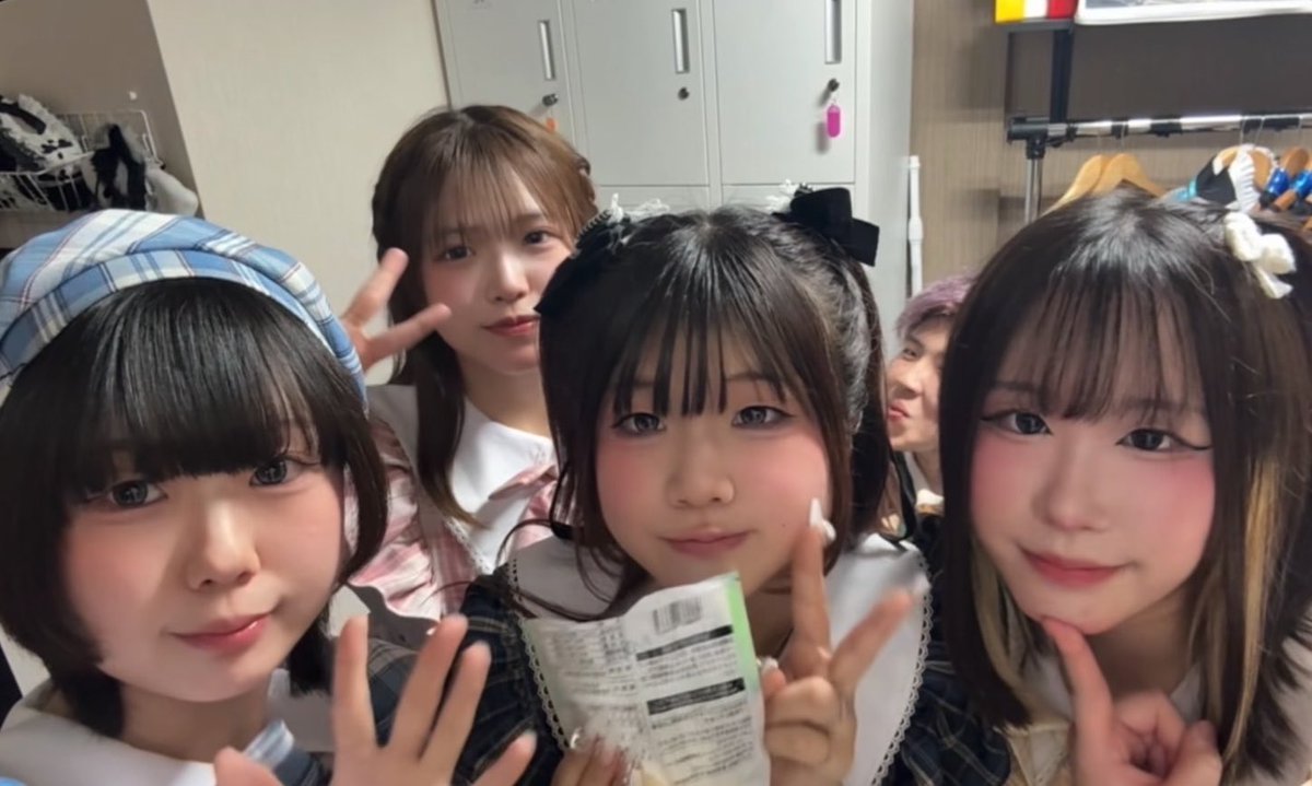 H-glow tweet media