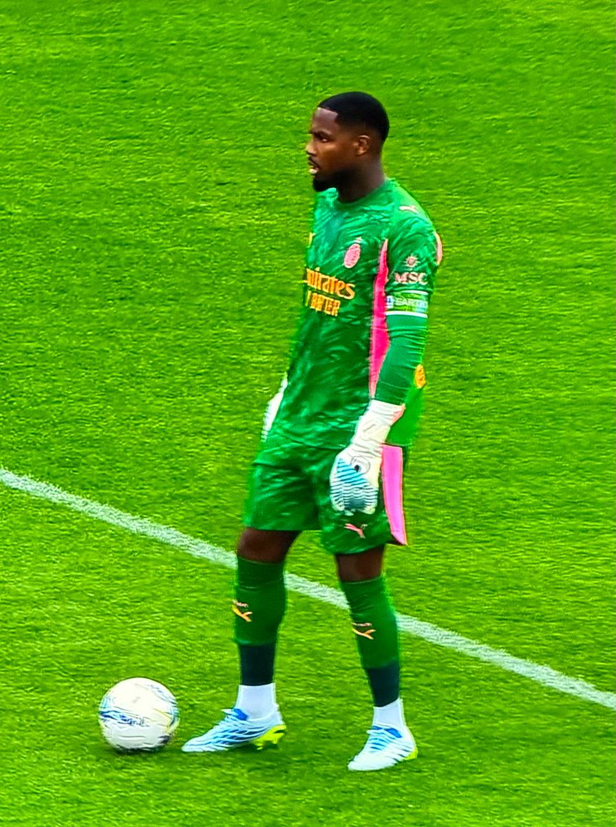 calciomercatoit's tweet image. Appena #Maignan è in possesso del pallone, partono i fischi dei tifosi del #Verona 

Il bordocampista di DAZN, Marco Russo, racconta: "Sì, confermo, proprio quando Maignan si è recato verso la porta a prendere la posizione prima di cominciare il secondo tempo, lì ci sono stati