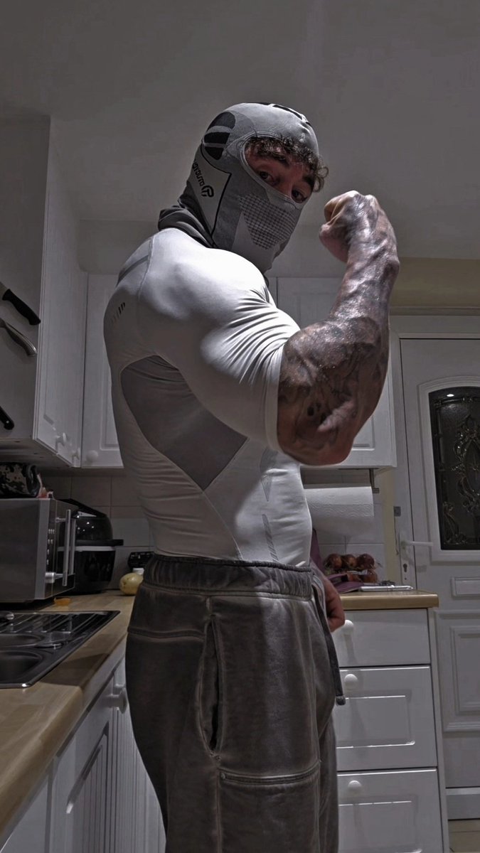 Zade_masked's tweet image. This is what a compression top is meant to look like 😉 💪 

#biceps #abs #tattoos #maskedmen #booktok #darkromance