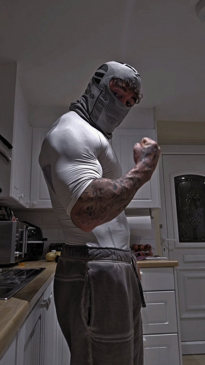 Zade_masked's tweet image. This is what a compression top is meant to look like 😉 💪 

#biceps #abs #tattoos #maskedmen #booktok #darkromance