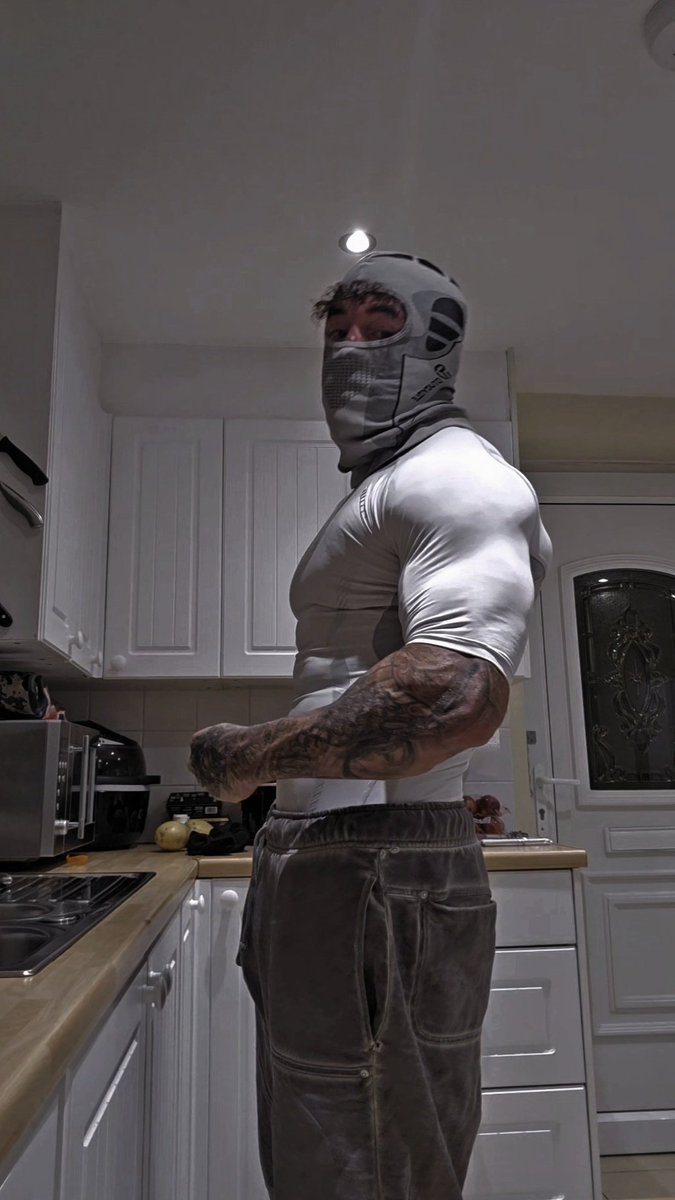 Zade_masked's tweet image. This is what a compression top is meant to look like 😉 💪 

#biceps #abs #tattoos #maskedmen #booktok #darkromance