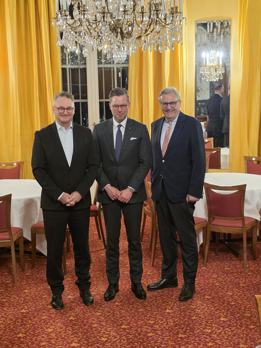 AjpmNews's tweet image. Am Montag, 13.04.2026, war auch der zweite Höhepunkt der Woche, nämlich die Veranstaltung der #Liberalen #Tafelrunde in der Villa #Bonn mit dem #Geschäftsführer des @rheingaumusik. Wir erfuhren etwas über die Geschichte, die Bedeutung und das diesjährige #Programm des #Festivals.