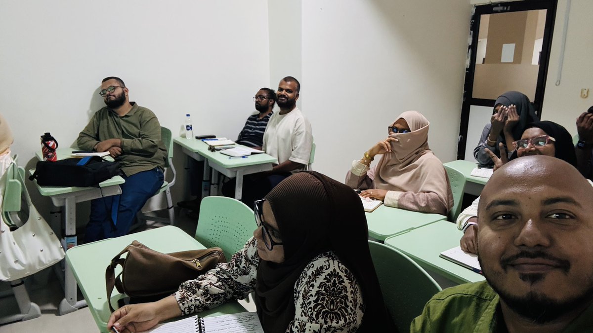 XefroX's tweet image. Class gadi. V busy. 

Ninmmaafa eh bayaku ihutjijaajah aneh bayaku newsroom ah! 

#StudentLife