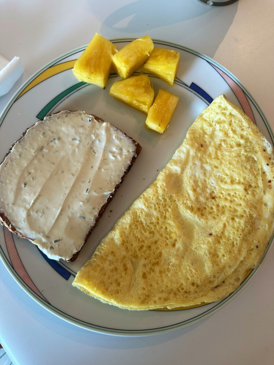 free_style_chef's tweet image. Happy Sunday to you! 

Ricotta toast with honey, pineapple, and cheese omelet starts our day. 

#breakfast #brekkie #eggs