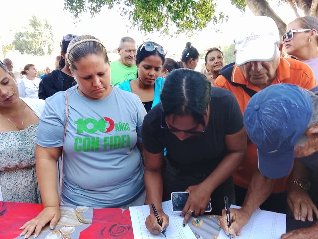YoandyCueto's tweet photo. 🇨🇺 «¡Mientras haya una mujer o un hombre dispuestos a dar la vida por la Revolución, estaremos venciendo!
«¡El carácter socialista de nuestra Revolución no es una frase del pasado, es el escudo del presente y la garantía del futuro!
«¡Girón es hoy y es siempre!» 🇨🇺
#CubaEstaFirme https://t.co/wqiKs2VfyY