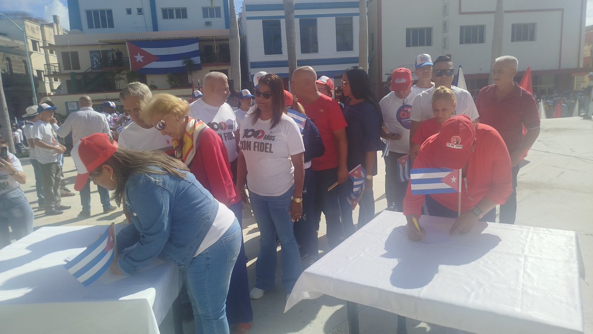 Ante el llamado de #MiFirmaPorLaPatria miles de tuneros acudieron a los puntos habilitados en la ciudad para respaldar el llamado a la paz pero también la valentía y el patriotismo que caracteriza a los cubanos. 

@tunastv