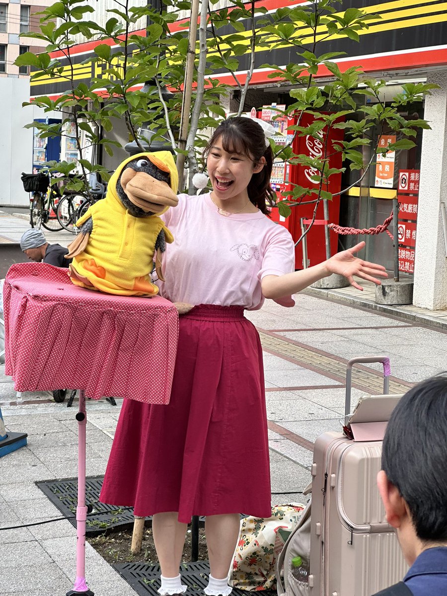 nanajun1968's tweet photo. 今日は八王子へ
パーク壱番街ヒルイチ
@SDWTOYAMA 
 いつ見ても上手いね⚽️
最後も見事に決まりました👍
地味なのもいいけどね😄
ギター🎸楽しみだな
@hitomi_morley 
初めて拝見しました
パペットと歌って楽しいね😊
腹話術も👏
楽しめました👍
皆さん暑い中お疲れ様でした
日焼けした
 #大道芸 https://t.co/k2YcOtW4Z3