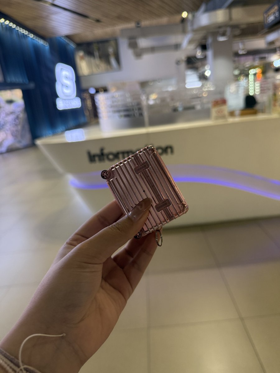 Chariusing's tweet image. ใครลืมแอร์พอดไว้ที่ สยามสแควร์ ที่นั่งหน้าร้าน Bonjour เราฝากไว้ที่ information นะคะ #ของหาย #siamsquare