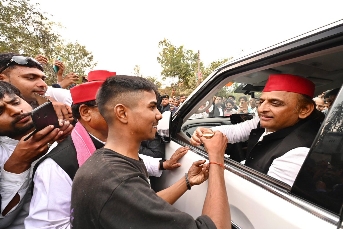 itsreal_raj03's tweet image. झाड़ग्राम की भीड़ अभी छँटी भी नहीं थी कि अचानक काफिला धीमा पड़ गया…
सड़क किनारे एक ठेला—झालमुड़ी की खुशबू, नमक-नींबू की हल्की सी महक हवा में घुली हुई।

#Narendra_Modi जी गाड़ी से उतरते हैं…
कुछ सेकंड के लिए नहीं, बल्कि उतनी देर के लिए जितनी देर में एक प्लेट बनती है।
दुकानदार के