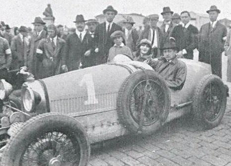 prperalta's tweet image. #Automobilismo #Latim #Bugatti #Ford #Pacaembu #Lumiere #IndyNaESPN 

Dulce (Borges) Barreiros,
Primeira mulher a vencer uma corrida de automóveis no Brasil:
bandeiraquadriculada.com.br/Dulce%20Barrei…