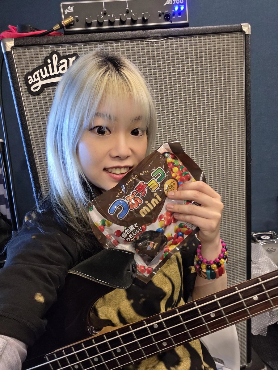 Maki_Bass's tweet image. 今日は暑かったねー☀️💦
そんな中 #JUNYAproject のリハでした🎶久々みんなに会えてうれし楽し💕︎︎

演奏はしっかりミッチリやりつつ、集中力保つために豊川さんがチョコくれたよー🍫😋✨️

現場の様子はまた🆙しまーす❣️
8月9日のチケット当選した方はお楽しみに🤘

#ベーシスト #bassplayer