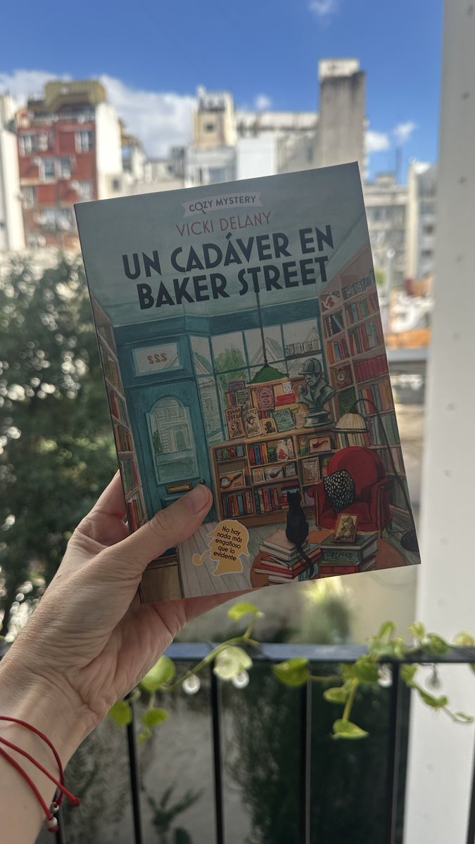 lugrencecilia's tweet photo. Arrancando nuevo libro 📖✨ Después de haberme devorado Elemental, querida lectora, vuelvo a Baker Street con Un cadáver en Baker Street de @vickidelany 🕵️‍♀️🔍
Misterio, romance?, libros y ese aire sherlockiano que tanto me gusta… no necesito más. Fanatizada con #cozymistery https://t.co/hmBS51YPTX