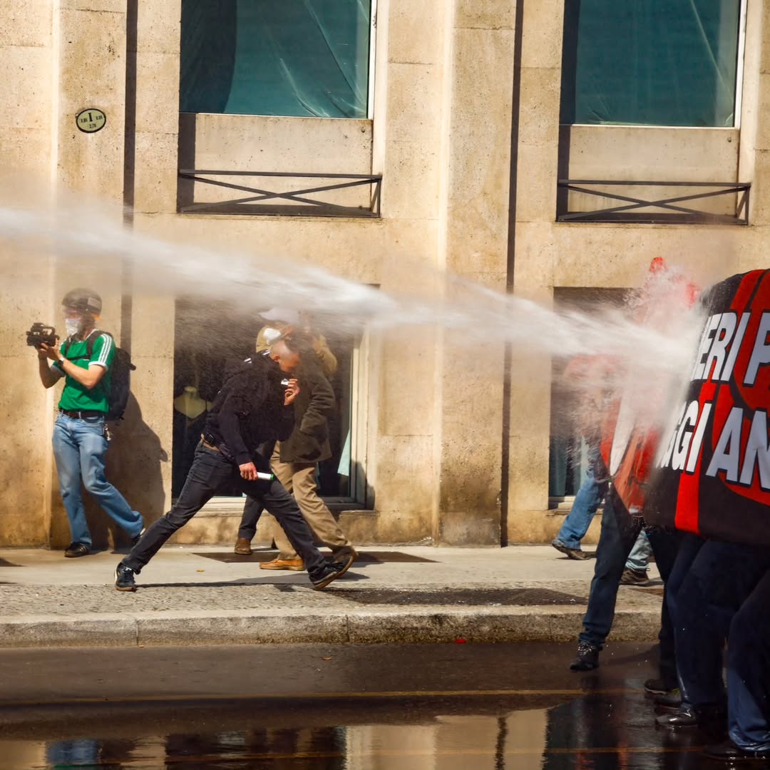 ultras_antifaa's tweet image. #Italy — In Milan yesterday, clashes broke out with police during the anti-fascist march organized against the far-right demonstration. 

(Photo: Banoy Paganini Toroucly)