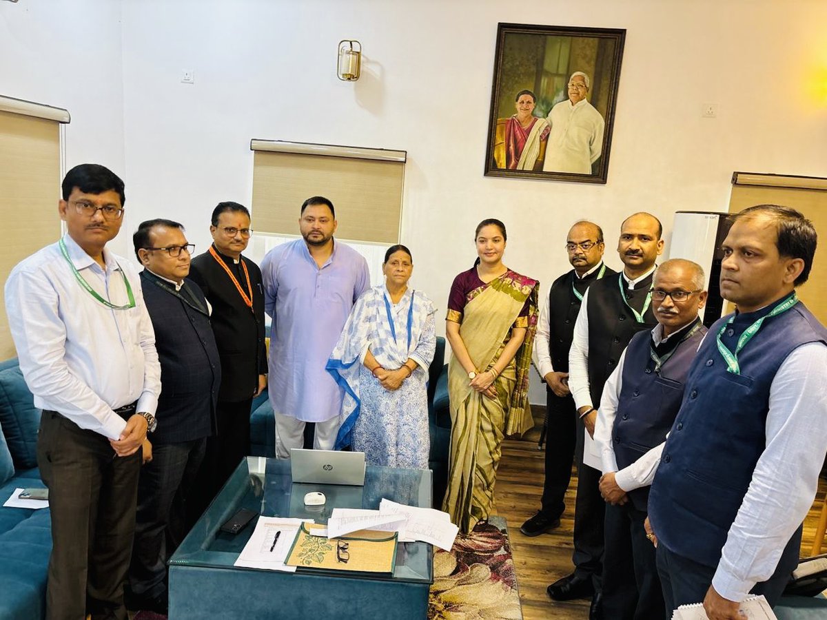 yadavtejashwi's tweet photo. आज जनगणना-𝟐𝟎𝟐𝟕 की स्व-गणना प्रक्रिया के तहत अपना पंजीकरण पूर्ण किया। इस अवसर पर जनगणना कार्य निदेशालय की निदेशक सुश्री रंजिता जी सहित वरीय पदाधिकारी उपस्थित रहे।

संसद में व्यक्तव्य देते समय देश के माननीय गृहमंत्री अमित शाह जी को इतनी तो न्यूनतम जानकारी होनी चाहिए कि वर्ण-व्यवस्था में बँटे भारतीय समाज में जाति के नाम पर मकान ही नहीं बल्कि मोहल्ले टोले, इलाके और संपूर्ण गांव भी होते है। देश के अधिकांश राज्यों में असंख्य गांवों के नाम ही जातिसूचक है।

यूपी-बिहार एवं समाजवादी धारा के क्षेत्रीय दलों और उनके नेताओं को बदनाम करने से पहले गृह मंत्री को देश की राजधानी दिल्ली का दौरा करना चाहिए क्योंकि दिल्ली में ग्रेड-𝟏 (𝐀-𝐆𝐫𝐚𝐝𝐞) इलाकों या सबसे पॉश आवासीय कॉलोनियों स्थित विशालकाय महलनुमा कोठी-बंगलों की 𝐍𝐚𝐦𝐞 𝐏𝐥𝐚𝐭𝐞𝐬 और मकान के नाम पर बड़े-बड़े 𝐅𝐚𝐧𝐜𝐲, 𝐒𝐭𝐲𝐥𝐢𝐬𝐡 𝐃𝐞𝐬𝐢𝐠𝐧𝐞𝐫 𝐅𝐨𝐧𝐭𝐬 में लिपटी मकान मालिकों की बड़ी-बड़ी जातियां इतरा रही होती है या दूसरों को चिढ़ा रही होती है। क्या ये जाति के नाम पर मकान हुए या नहीं?

गरीब, दलित और पिछड़ों क्षेत्रों का उपहास करने वाले जाति अपने मकान के नाम में ही नहीं बल्कि अपनी कंपनी और व्यापारिक प्रतिष्ठान के नाम तक में भी घुसा देते है। यही इस देश का यथार्थ है। 

गृहमंत्री को स्पष्ट करना चाहिए कि सरकार अपने वादेनुसार जातिगत जनगणना करवाएगी अथवा नहीं? #TejashwiYadav #CasteCensus