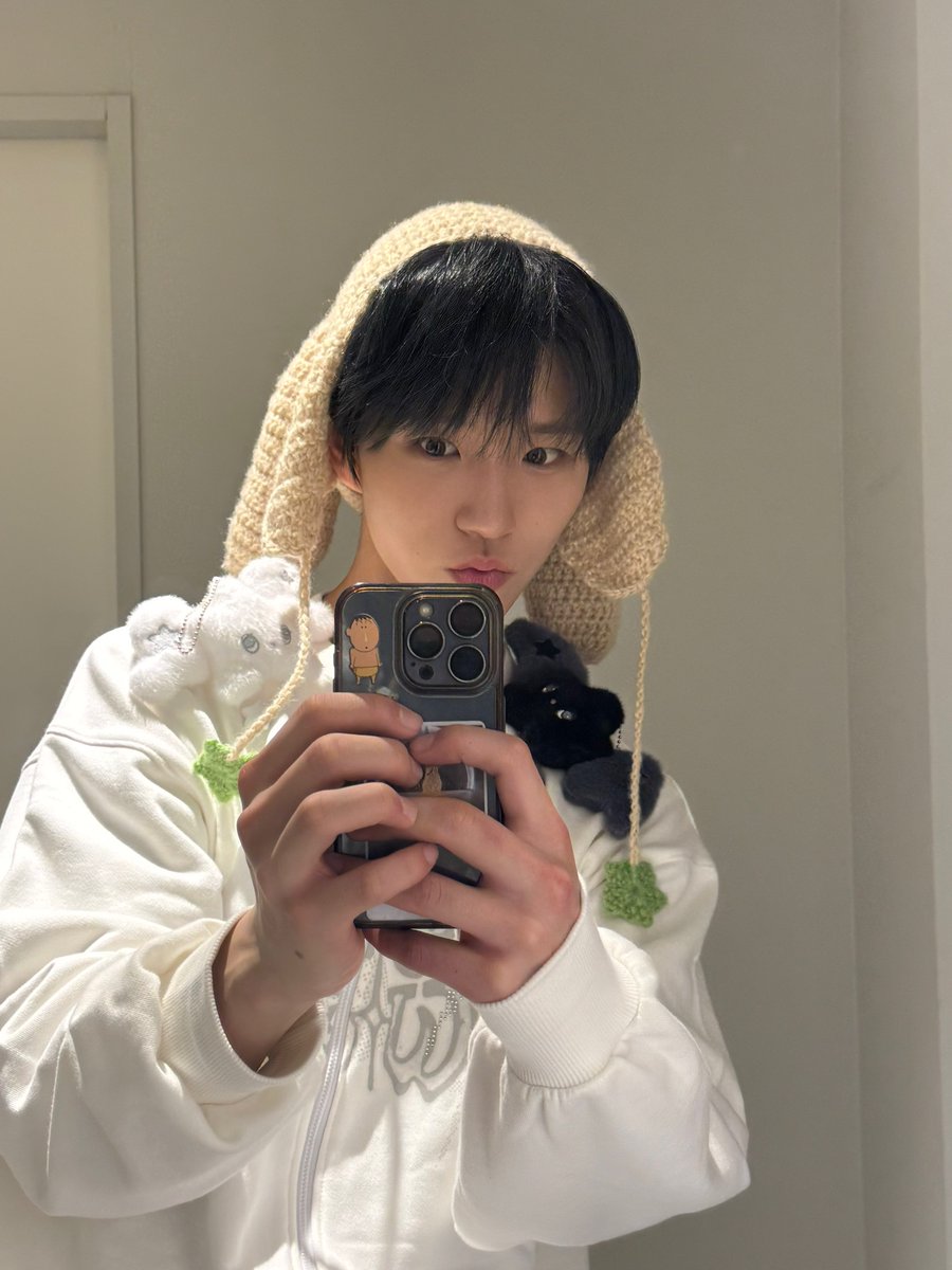 jaehee with echu and achu!!! 🤍🐶🖤