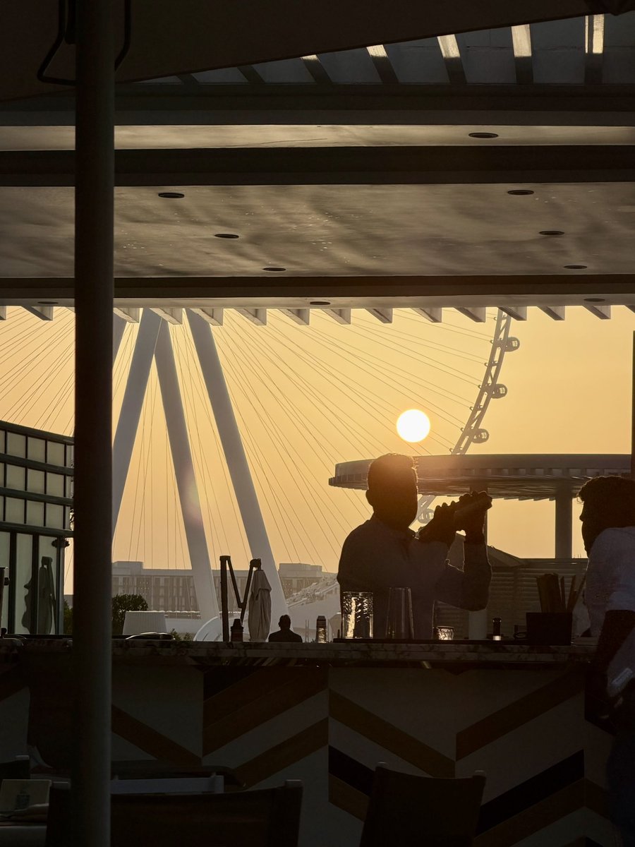 JonoH's tweet image. Back in #Dubai for sundowners and dinner at the @Hilton Jumeriah. 

Cocktails and beers at a sunset never fails.
