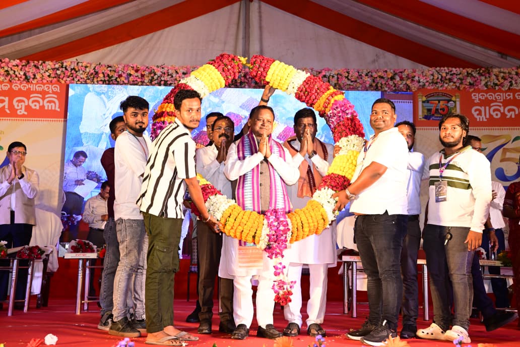 DDNewsOdia's tweet image. 💠କଟକ ଜିଲ୍ଲାସ୍ଥିତ ସୁନ୍ଦରଗ୍ରାମ ଉଚ୍ଚ ବିଦ୍ୟାଳୟର ପ୍ଲାଟିନମ୍ ଜୁବିଲି ଅବସରରେ ମୁଖ୍ୟମନ୍ତ୍ରୀ ମୋହନ ଚରଣ ମାଝୀଙ୍କୁ ସମ୍ବର୍ଦ୍ଧିତ କରାଯାଇଛି । ବିଦ୍ୟାଳୟ ପରିସରରେ ଥିବା ଉତ୍କଳମଣି ପଣ୍ଡିତ ଗୋପବନ୍ଧୁ ଦାସଙ୍କ ପ୍ରତିମୁର୍ତ୍ତିରେ ସେ ମାଲ୍ୟର୍ପଣ କରିଛନ୍ତି  । 
@CMO_Odisha  @MohanMOdisha #Cuttack