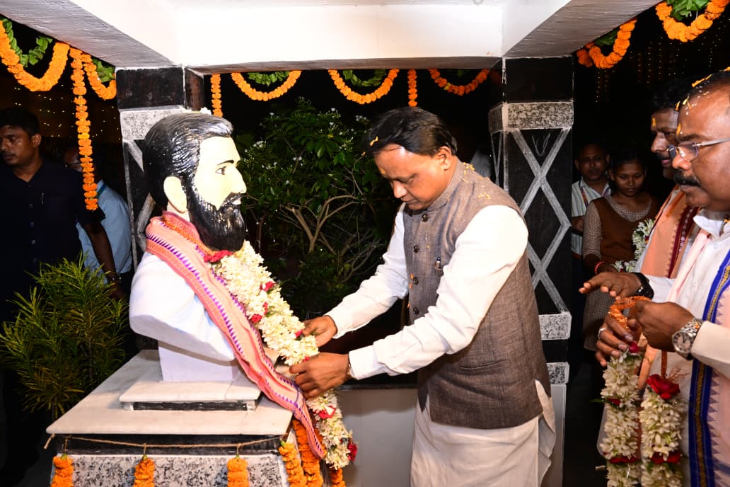 DDNewsOdia's tweet image. 💠କଟକ ଜିଲ୍ଲାସ୍ଥିତ ସୁନ୍ଦରଗ୍ରାମ ଉଚ୍ଚ ବିଦ୍ୟାଳୟର ପ୍ଲାଟିନମ୍ ଜୁବିଲି ଅବସରରେ ମୁଖ୍ୟମନ୍ତ୍ରୀ ମୋହନ ଚରଣ ମାଝୀଙ୍କୁ ସମ୍ବର୍ଦ୍ଧିତ କରାଯାଇଛି । ବିଦ୍ୟାଳୟ ପରିସରରେ ଥିବା ଉତ୍କଳମଣି ପଣ୍ଡିତ ଗୋପବନ୍ଧୁ ଦାସଙ୍କ ପ୍ରତିମୁର୍ତ୍ତିରେ ସେ ମାଲ୍ୟର୍ପଣ କରିଛନ୍ତି  । 
@CMO_Odisha  @MohanMOdisha #Cuttack