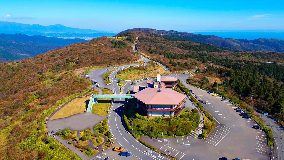 神戸から神奈川に帰宅したと思ったら荷物積み替えて今度は北へ🚚❥³₃

渋滞回避でナビに案内されたのが初箱根のターンパイクで10kmの下りで死ぬかと思った🤣

途中で休憩してブレーキ冷やさないと4tはヤバイねw

景色は綺麗だった✨w

次はバイクで行きたい🛵〰️

誰かツーリングしましょうw
