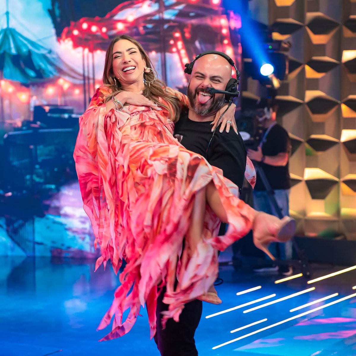 JeffersonCandid's tweet image. Hoje é domingo, o dia é só dela!!! dia da rainha da televisão brasileira!!😍😍😍

Domingo é dia de alegria. Domingo é dia de @pgmsilviosantos INÉDITO!!!! 😜
Esperamos vocês, às 19h, no SBT . 🎥🎬👊👊👊😉😍💙✨
Foto @gabrielcardosofoto 
#Sbt #Pss #SilvioSantos #patriciaabravanel