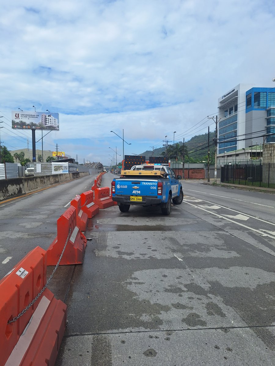 ATM_Transito's tweet image. 🚧Se realiza el cierre de los carriles centrales en la Av. del Bombero, en sentido hacia la Vía a la Costa, debido a trabajos de hormigonado en el paso elevado. 

Circule con precaución, respete la señalización vial y las indicaciones de nuestros agentes en el sitio.

Considere