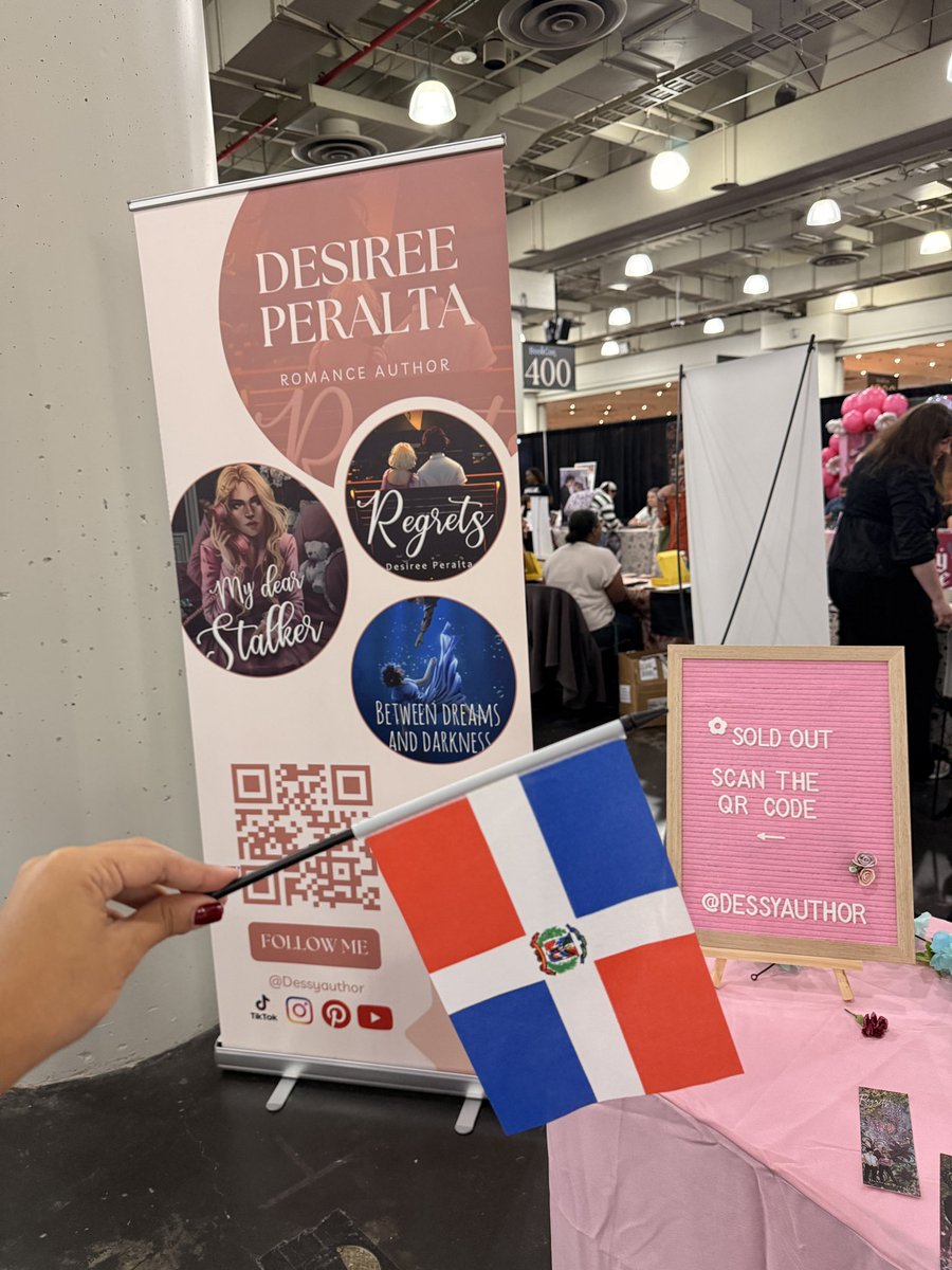República Dominicana no tiene un colmado en la luna porque no le da la gana, como es posible que yo sea una autora de uno de los eventos mas importantes en NYC en el JAVIST CENTER y todos mis libros se agotaron el primer día? 😍❤️ somos los mejores cuando nos proponemos algo.