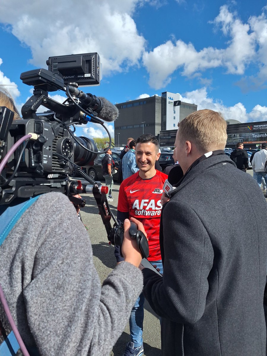 Italiaanse AZ-fan Alessandro begint een bekendheid te worden. NEC'ers roepen hem tijdens interview met ESPN van alles (ludiek) toe, maar hij verstaat er toch geen reet van.