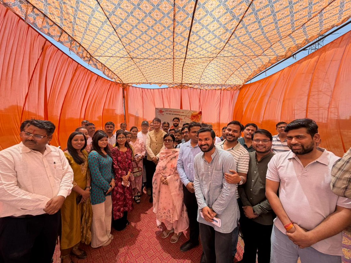 pawanschauhan07's tweet photo. आज उत्तर प्रदेश पुस्तकालय संघ, लखनऊ की केंद्रीय कार्यकारिणी द्वारा मिर्जापुर, ए.के.टी.यू. के पीछे, जानकीपुरम विस्तार, लखनऊ में आयोजित “उत्तर प्रदेश पुस्तकालय संघ भवन एवं सार्वजनिक पुस्तकालय” के लोकार्पण कार्यक्रम में मा० विधायक श्री योगेश शुक्ला जी के साथ सम्मिलित हुआ।

इस महत्वपूर्ण एवं सराहनीय पहल के लिए उत्तर प्रदेश पुस्तकालय संघ के सभी पदाधिकारियों एवं आयोजकों को हार्दिक बधाई एवं शुभकामनाएं।

इस अवसर पर उत्तर प्रदेश पुस्तकालय संघ के अध्यक्ष प्रो. एम. पी. सिंह जी, महामंत्री श्री विनोद मिश्रा जी, पूर्व अध्यक्ष प्रो. यू. सी. शर्मा जी, उपाध्यक्ष डॉ. मनीष बाजपई जी, मंत्री, लखनऊ शाखा कुँवर अभिषेक प्रताप, एड० कौशल सिंह जी सहित सम्मानित जन उपस्थित रहे।