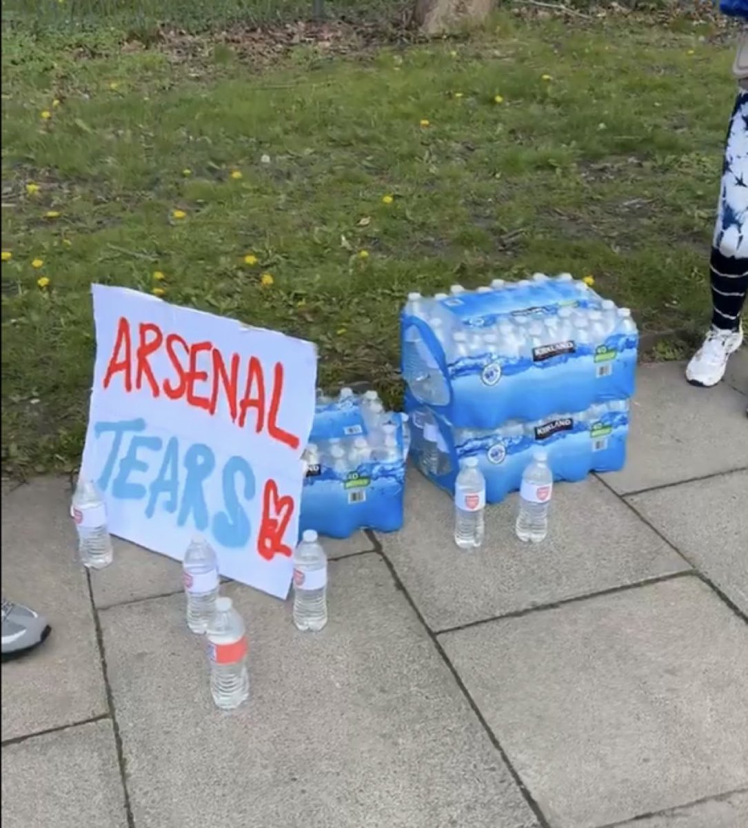 Un fan del Manchester City vende botellas con “lágrimas del Arsenal” a las afueras del Etihad Stadium por £2. 💦🔴