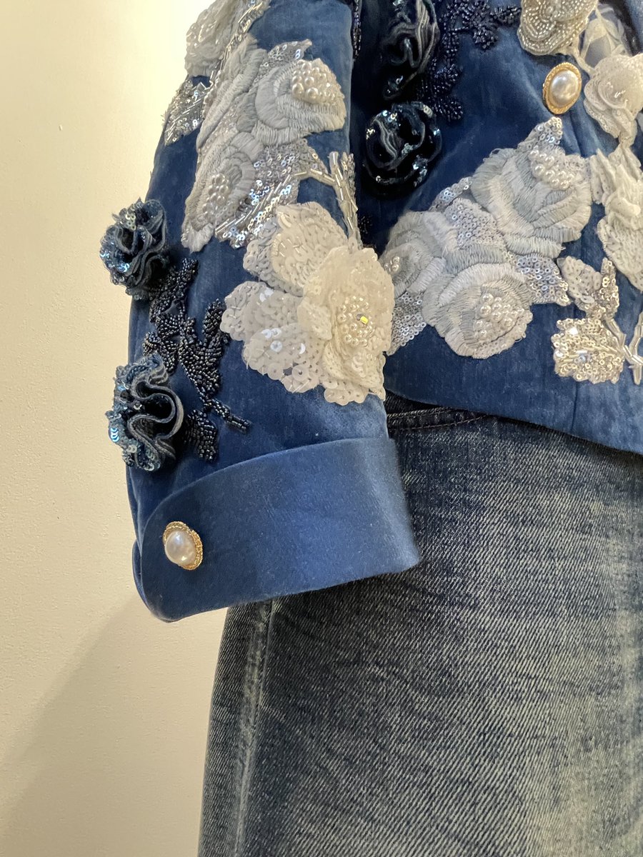 kichi2108's tweet image. 最終日にギリギリ見ることができた青薔薇の衣装展示🌹✨
1週間ぶりの再会〜✨🥹

MATEがたくさんいる時間帯だったのでじっくり堪能するのが憚られてしまった💦

綺麗なお写真はたくさん上がってると思うので、変態目線ですがどうぞ😌

#三代目JSOULBROTHERS