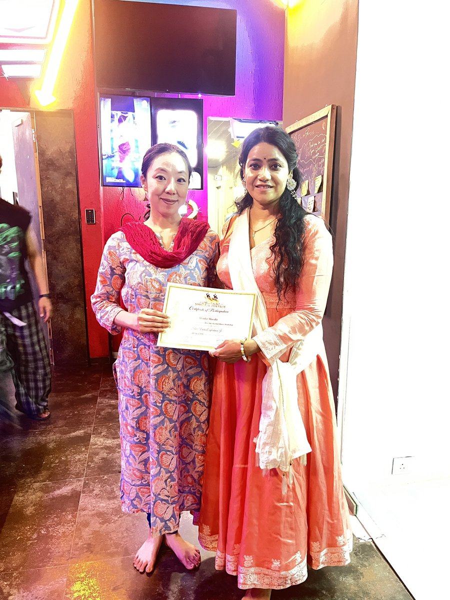 という訳で、ヴィシャール・クリシュナさんのワークショップを受けさせて貰いました。
主催のプージャさんからサティフィケイトを頂戴して所用で中座。
ムンバイの街がグッと近づいて感じるからカタック摩訶不思議。
トゥムリ最高でした💓
お若いからかしら。ノリが良いというか。素敵なアビナヤで👏🏻